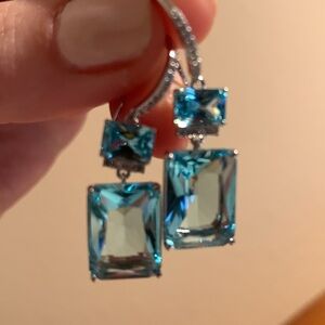 Absolutely stunning brand new fashionable crystal earrings.Brand new, must have!